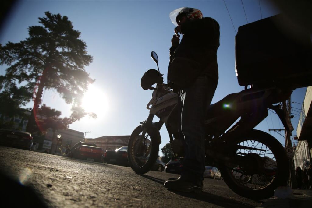 Sem garantias, mototaxistas enfrentam riscos e preconceitos no trabalho