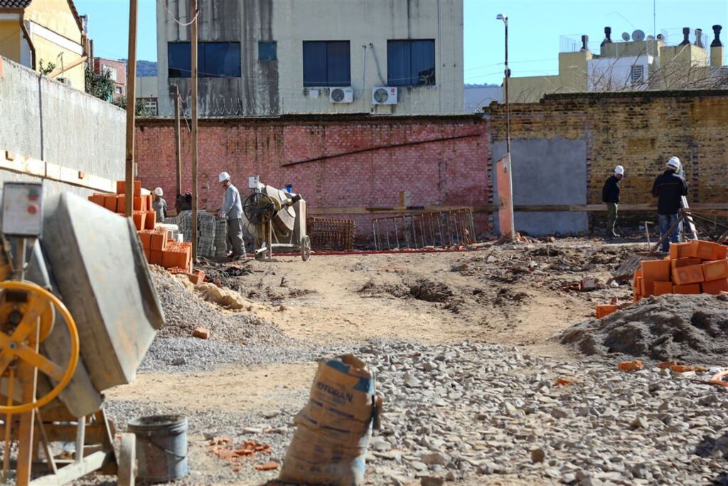 título imagem Apesar da crise, construção civil gera 900 empregos por ano