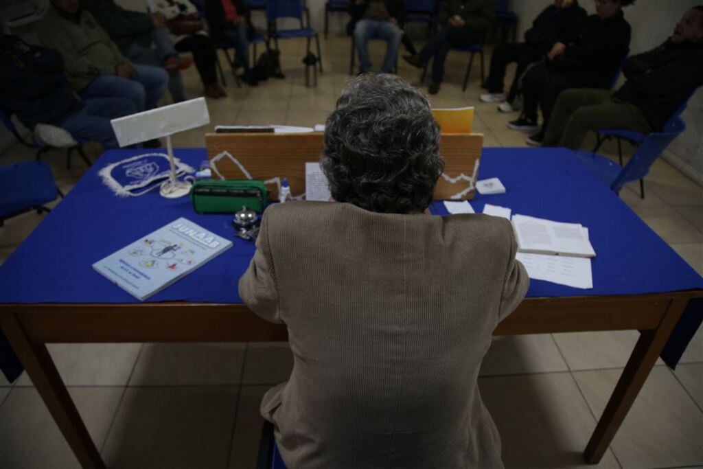 Do caos à recuperação, relatos de quem convive ou superou o alcoolismo em Santa Maria