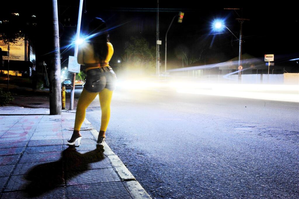 O que leva mulheres e transexuais a sobreviver da prostituição?