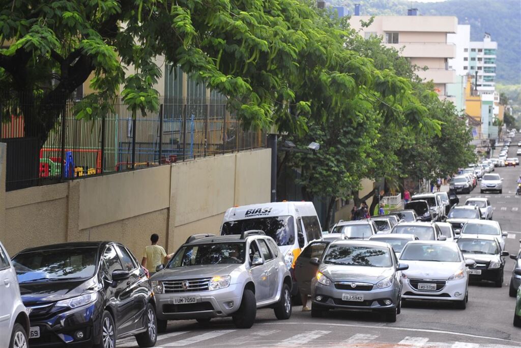 Pais dão maus exemplos aos filhos no trânsito em frente a escolas