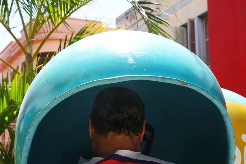 Quem ainda usa um dos 1,1 mil orelhões de Santa Maria?