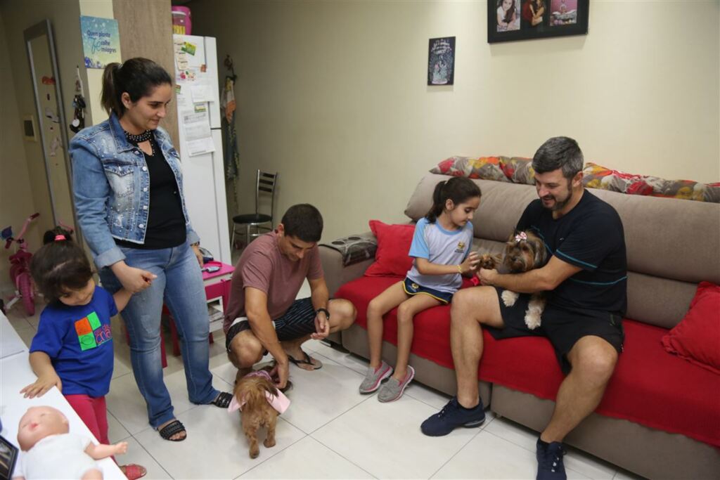 Foto: Pedro Piegas (Diário) - As pets Marrie, Charlotte e Luna são a alegria da pequena Esther (a partir da esq.), do casal Iza e Marcos, de Isabel e também do vizinho da família, Romulo. Para eles, a principal regra é o bom senso