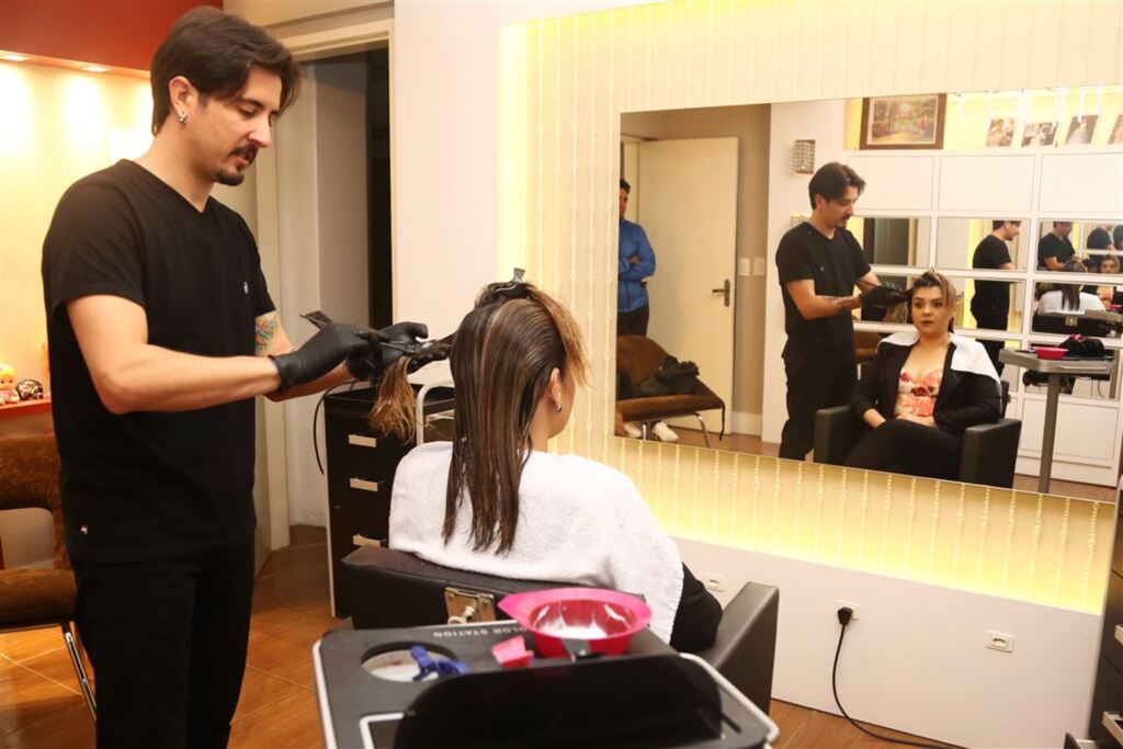 VÍDEO: como funciona o botox capilar para reduzir volume e alisar o cabelo