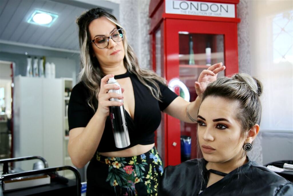 Cabelo preso em forma de coque é a tendência para o verão