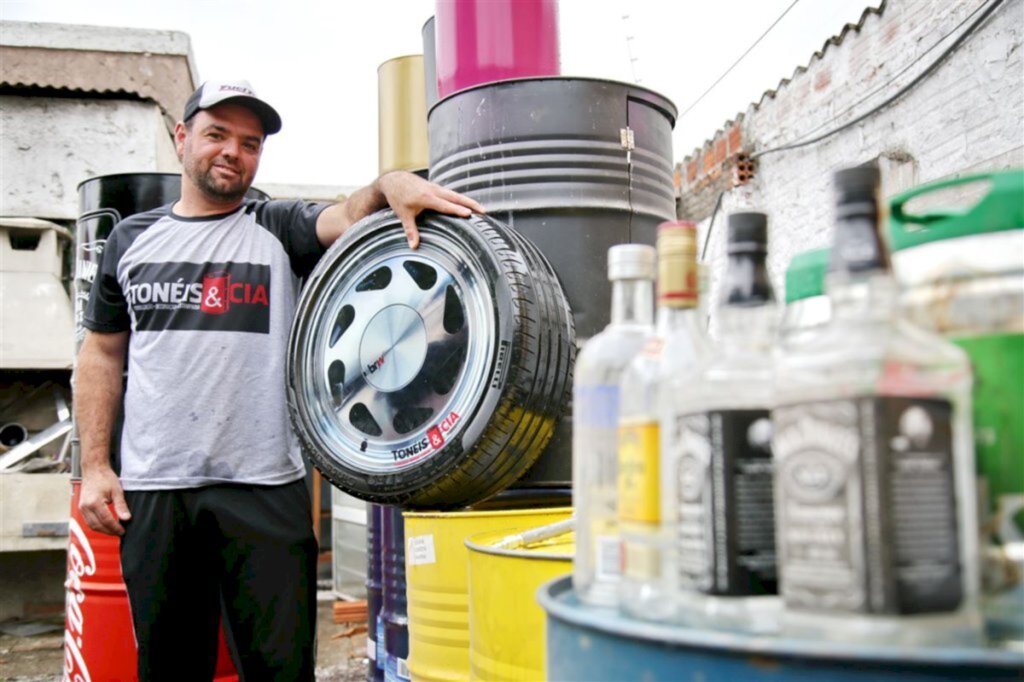 FOTOS: santa-mariense transforma sucata em itens de mobília e decoração