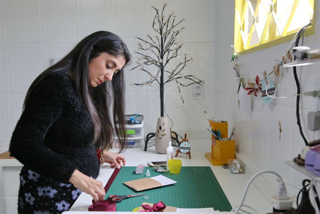 Foto: Pedro Piegas (Diário) - Rita encontrou no trabalho informal uma maneira de aumentar o orçamento e produzir materiais que facilitem o dia a dia e eternizem momentos. Tudo é feito conforme a descrição dos clientes. Os pedidos devem ser feitos com, no mínimo, uma semana de antecedência