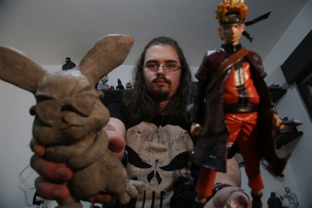 Foto: Renan Matton (Diário) - Há cerca de um ano, Hiago Fontoura começou a produzir esculturas da cultura pop. Hoje, ele divulga seu trabalho em redes sociais e expõe em eventos nerds e geeks