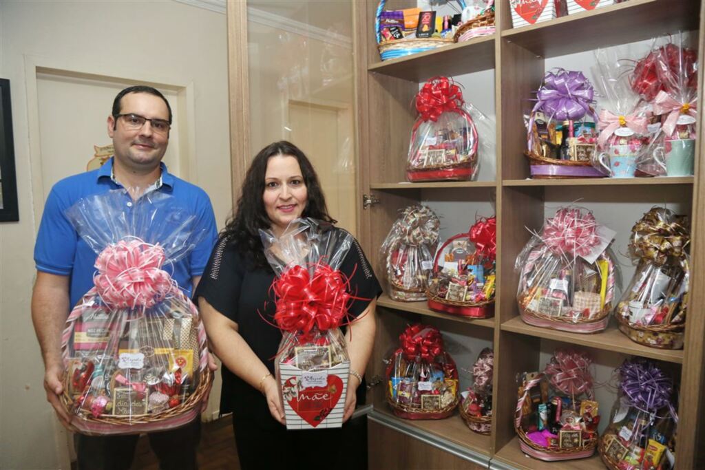 Foto: Pedro Piegas (Diário) - Denise e Guilherme produzem as cestas em casa. Hoje, trabalho informal em casa é o principal rendimento do casal