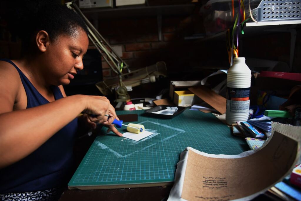 Foto: Gabriel Haesbaert (Diário) - Thiane trabalha em casa, na Vila Belga