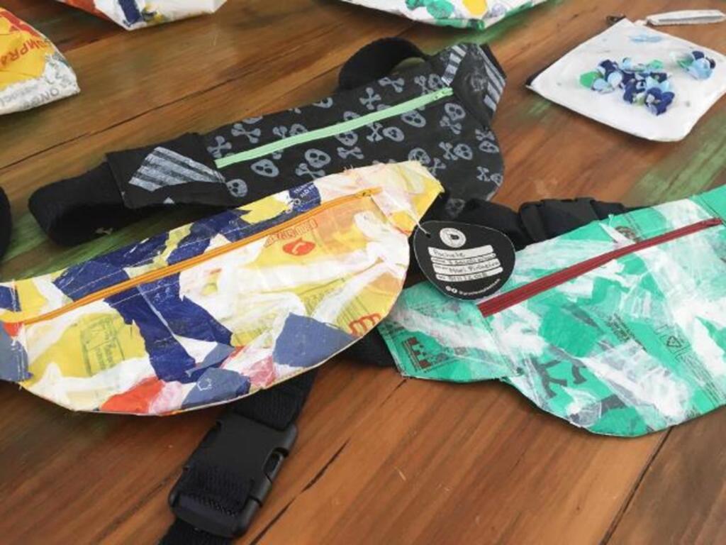  - Sacolas retornáveis, pochetes, minicarteiras, chaveiros e diversos enfeites são feitos a partir de objetos de plástico que seriam descartados na natureza. A ideia é reunir empreendimento e consciência ecológica