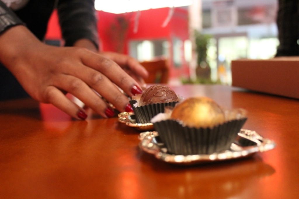 Após sair do emprego, estudante faz sucesso com venda de trufas recheadas