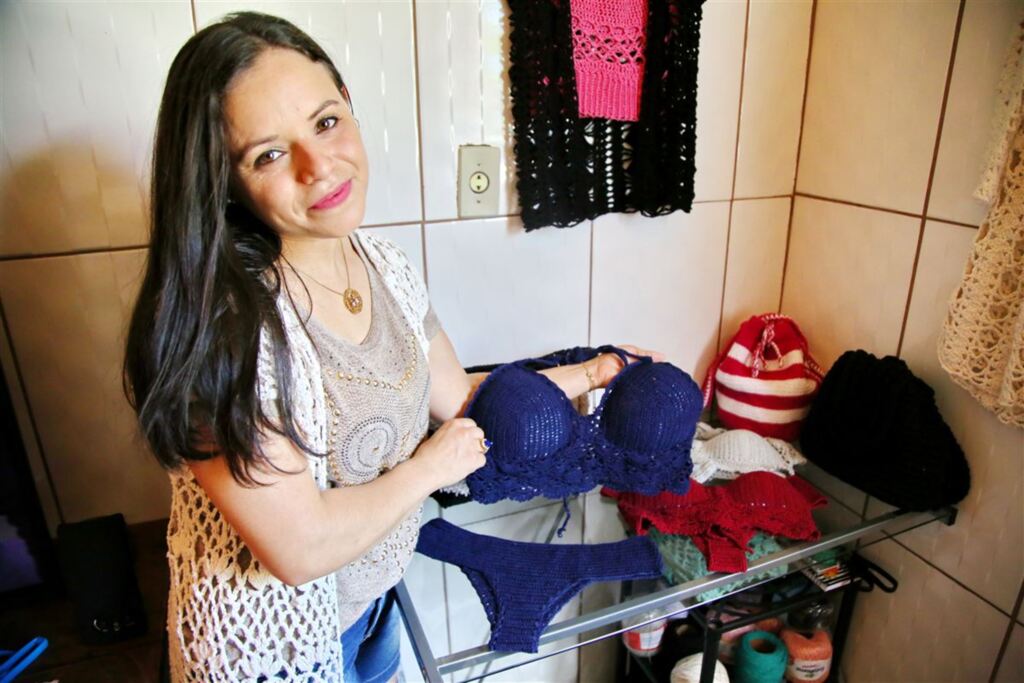 Apaixonada por crochê, artesã tem renda extra com biquínis e saídas de praia
