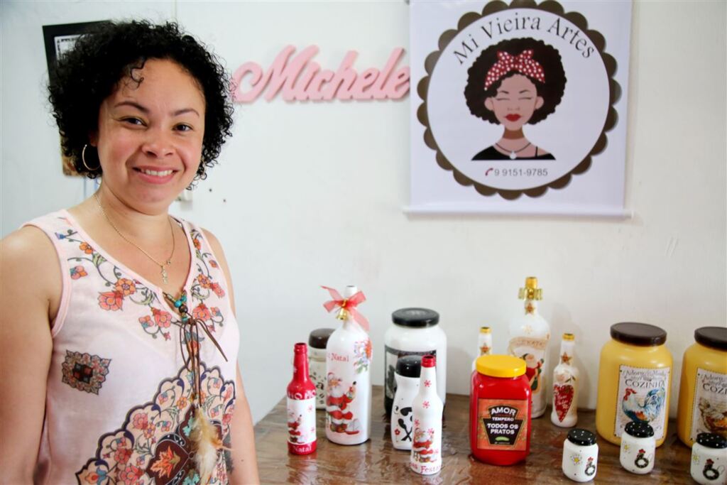 Foot: Renan Mattos (Diário) - Os vidros decorados de Michele Vieira fazem sucesso na internet. Ela também vende no Brique da Vila Belga