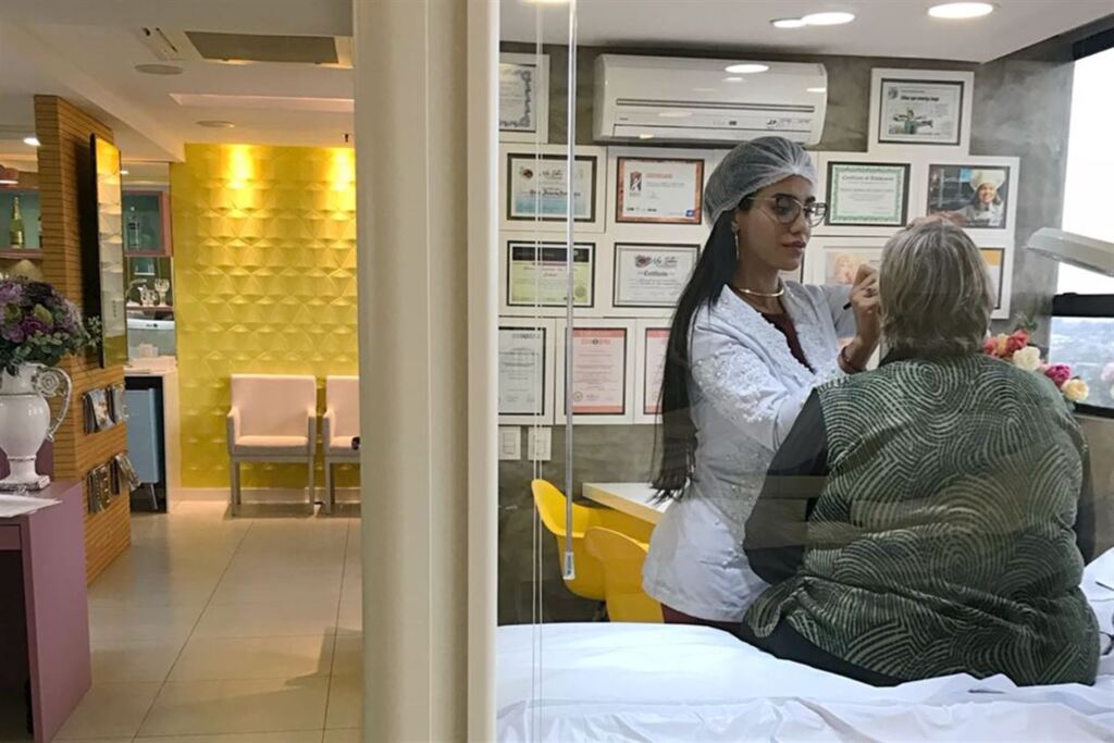 Jovem começou a fazer sobrancelhas na casa da mãe e, hoje, é sócia de 3 empresas