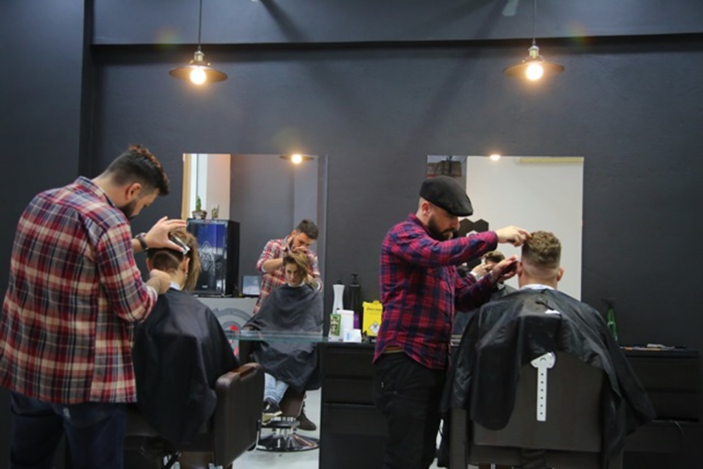 Fotos: Gabriel Haesbaert (Diário) - Nathan (à esq.) e Vinicius atendem homens, mas também se dedicam a cortes específicos para o público feminino