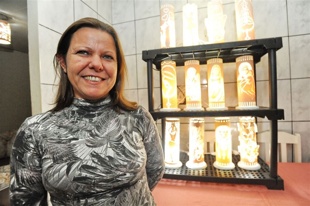 Foto: Renan Mattos (Especial) - Luciana Patrícia se encantou com a arte de fazer luminárias personalizadas e hoje se dedica ao trabalho