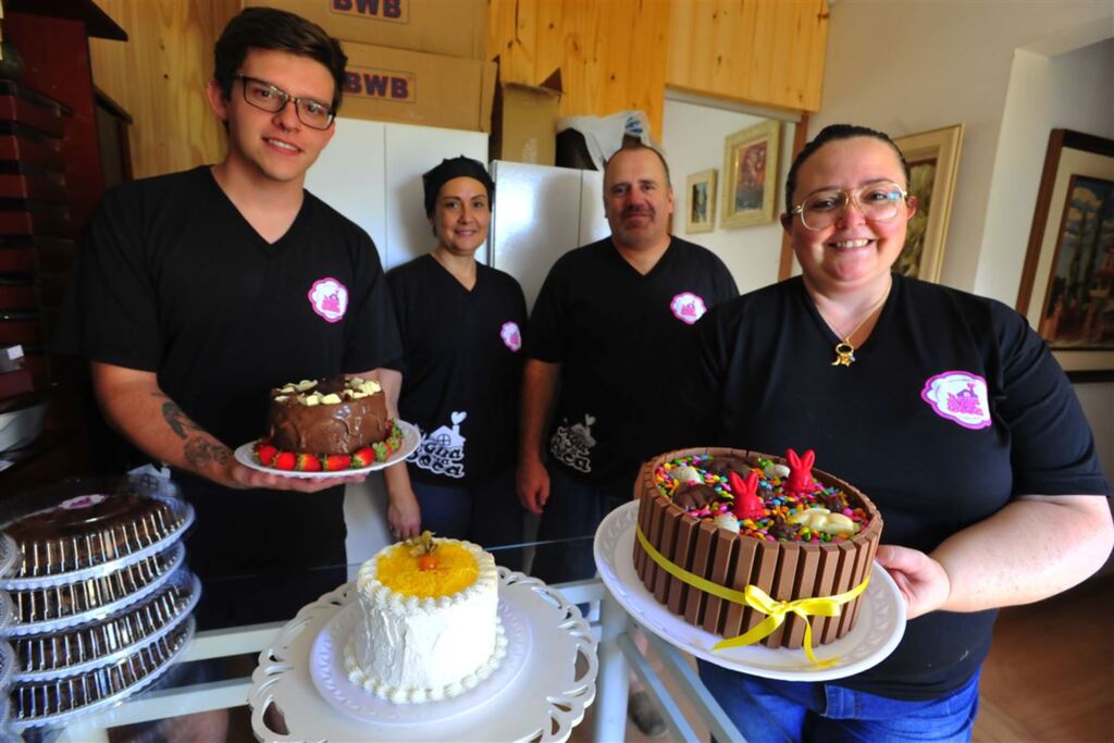 Fotos: Grabriel Haesbaert (Diário) - Alessandra (à dir.) conta com o apoio de Patrício (da esq. para dir.), ana Claudia e Rogério para dar conta das encomendas