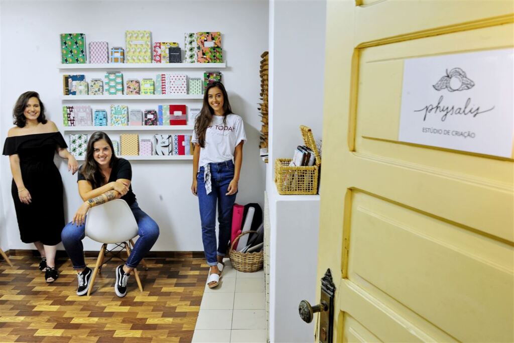 Foto: Charles Guerra 23/02/2018 - As irmãs Mariana e Carolina Lozza e a amiga Carolina Jacques decidiram investir na papelaria e, hoje, comemoram resultados