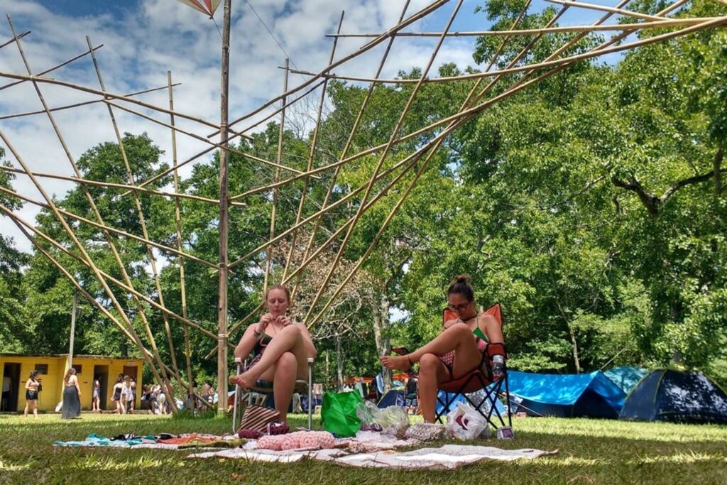Amigas criam marca para produzir peças em crochê