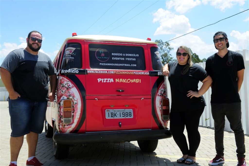 Família cria empresa que faz rodízio de pizza na casa do cliente