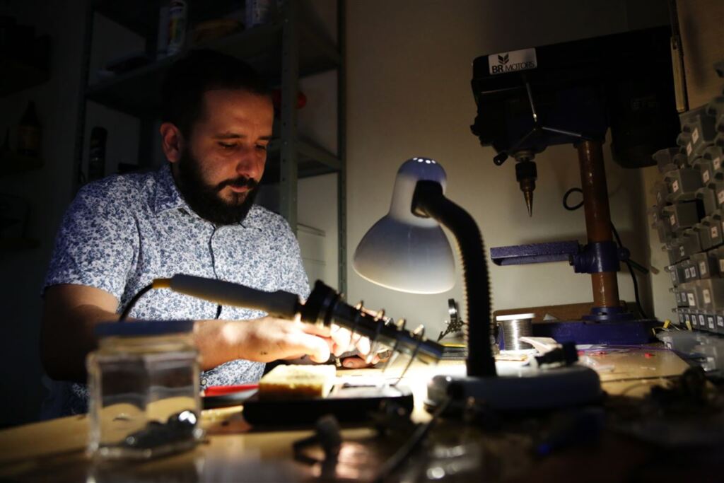 Foto: Lucas Amorelli (Diário) - Marcello começou a produzir pedais para guitarras em 2016