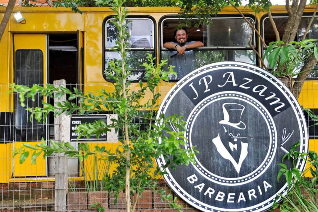 Fotos: Charles Guerra - Ônibus transformado em barbearia fica em frente a casa de Jeferson Pimentel Azambuja