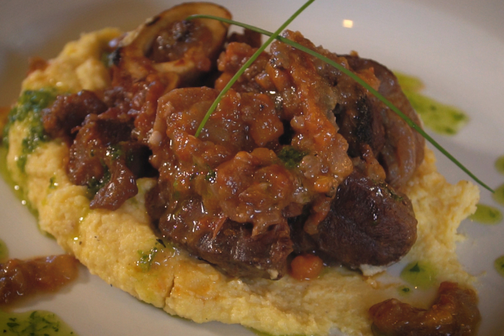título imagem Colunista ensina a fazer um ossobuco no vinho tinto com polenta mole