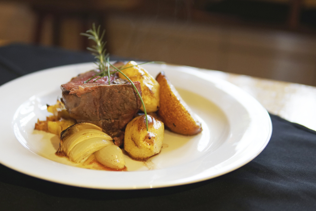 VÍDEO: como fazer assado de ovelha com frutas da estação