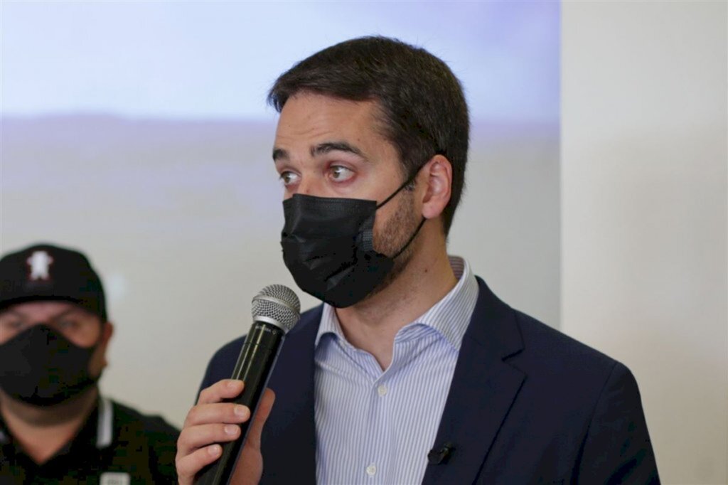 PSD cerca governador Eduardo Leite para trocar de partido