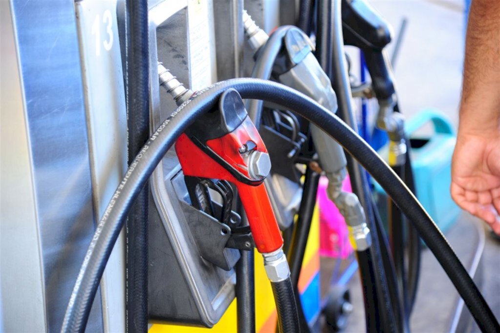 Com petróleo a 123 dólares, Bolsonaro estuda medida para frear alta da gasolina e do diesel