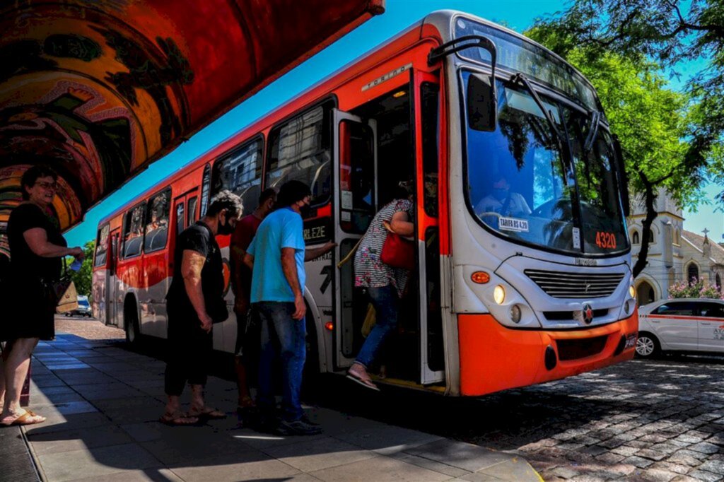 Pozzobom muda de planos e cogita reajuste da tarifa de ônibus