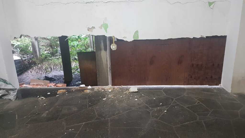 Parte de parede do refeitório da Câmara de Vereadores cai e preocupa funcionários
