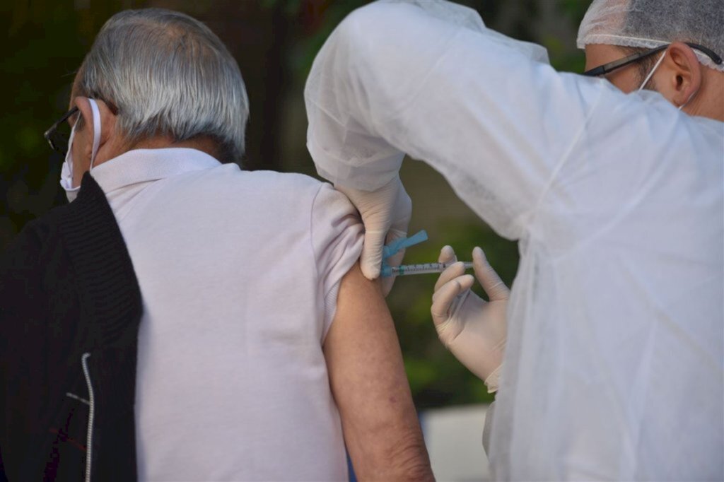 Aplicação de quarta dose em idosos deve começar em abril em Santa Maria