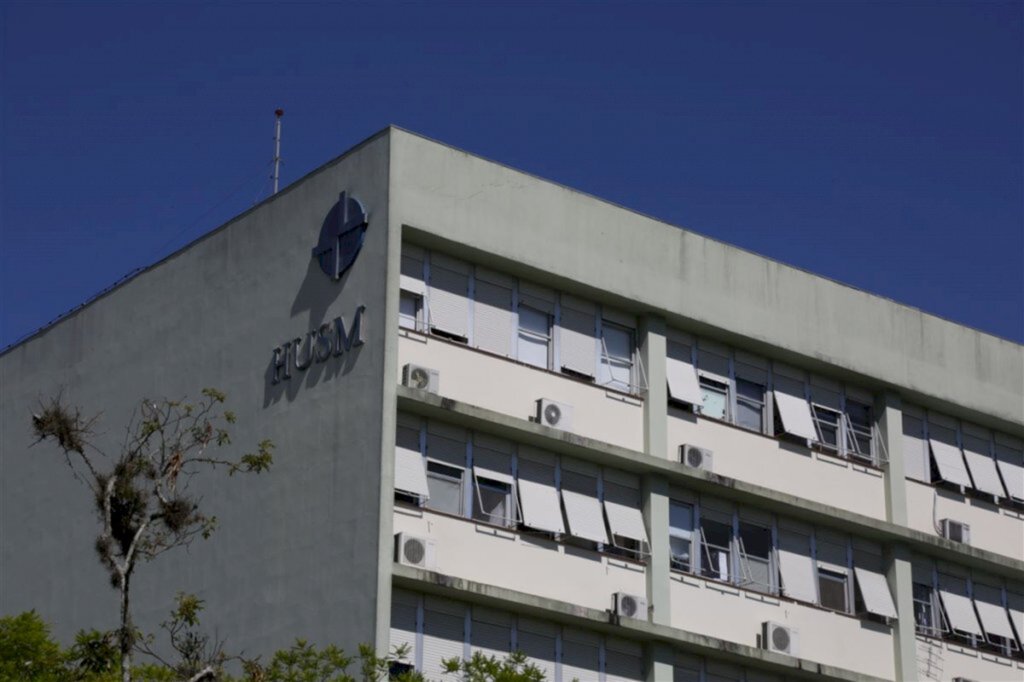 Com 30 pacientes em macas nos corredores, Hospital Universitário fecha pronto-socorro