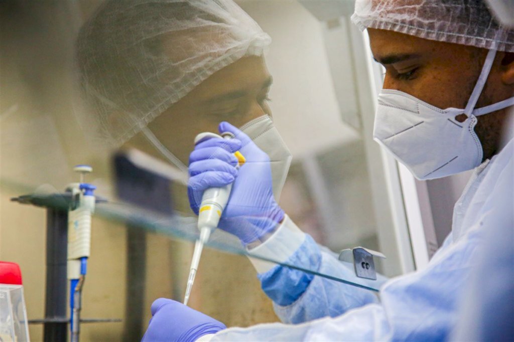 Casos de Covid-19 caem pela metade, mas óbitos mais do que dobram em um mês