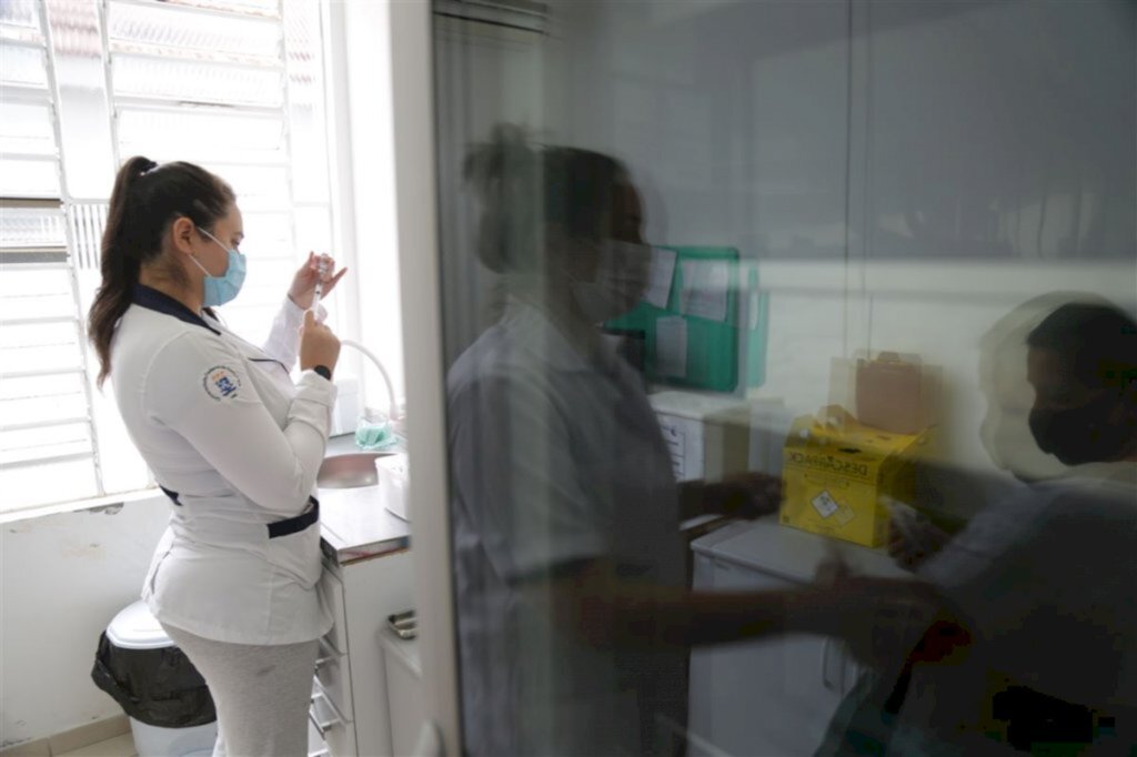 'É imprescindível que idosos e pessoas vulneráveis procurem a dose reforço', alerta infectologista