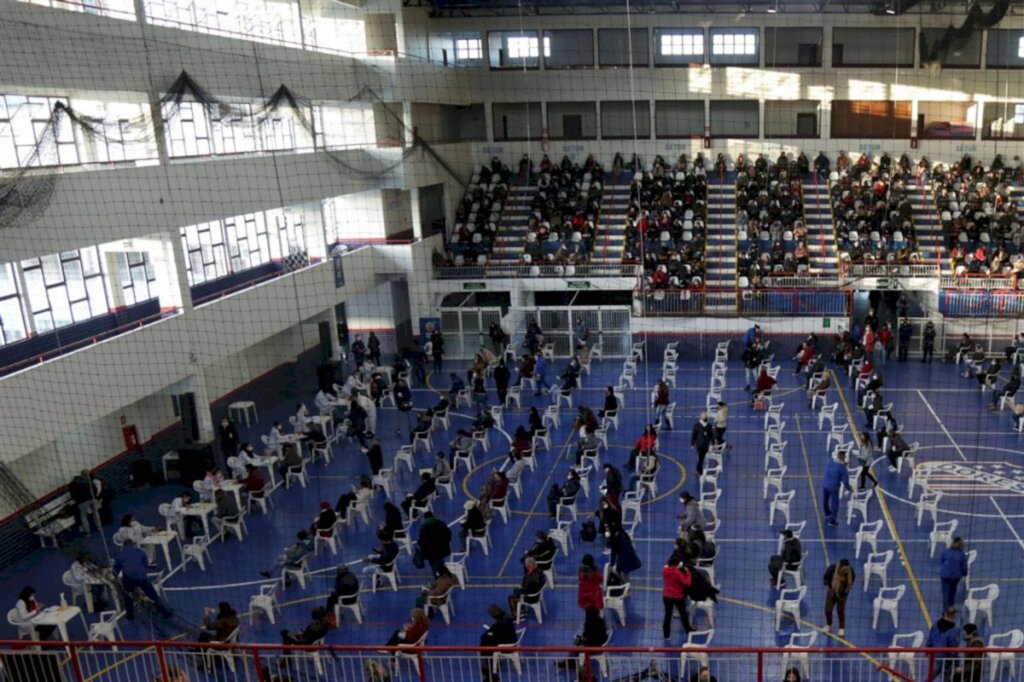 Três grupos prioritários recebem segunda dose da vacina nesta terça-feira