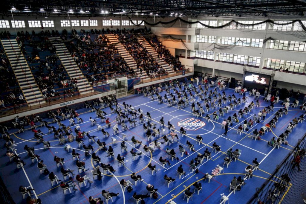 Vacinação para quem tem 18 anos ou mais tem procura intensa neste sábado