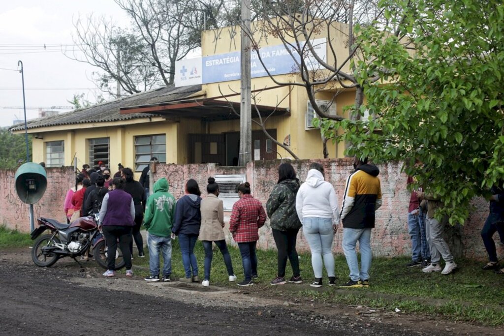 título imagem Vacinação nos postos de saúde leva pessoas de todas as idades às ações