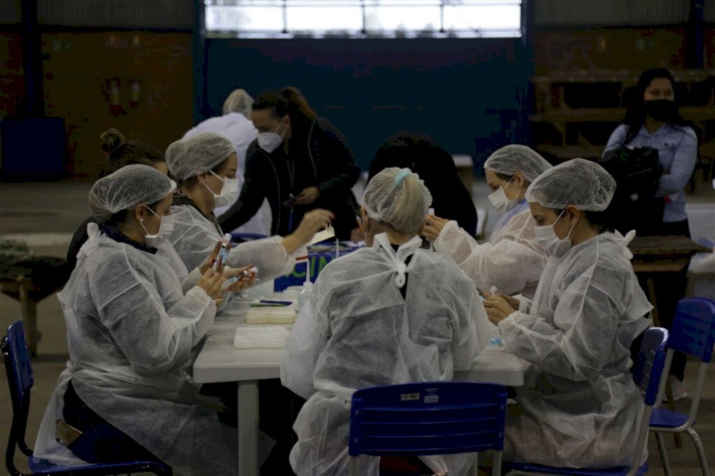 Jovens de 21 anos ou mais podem tomar vacina nesta terça-feira