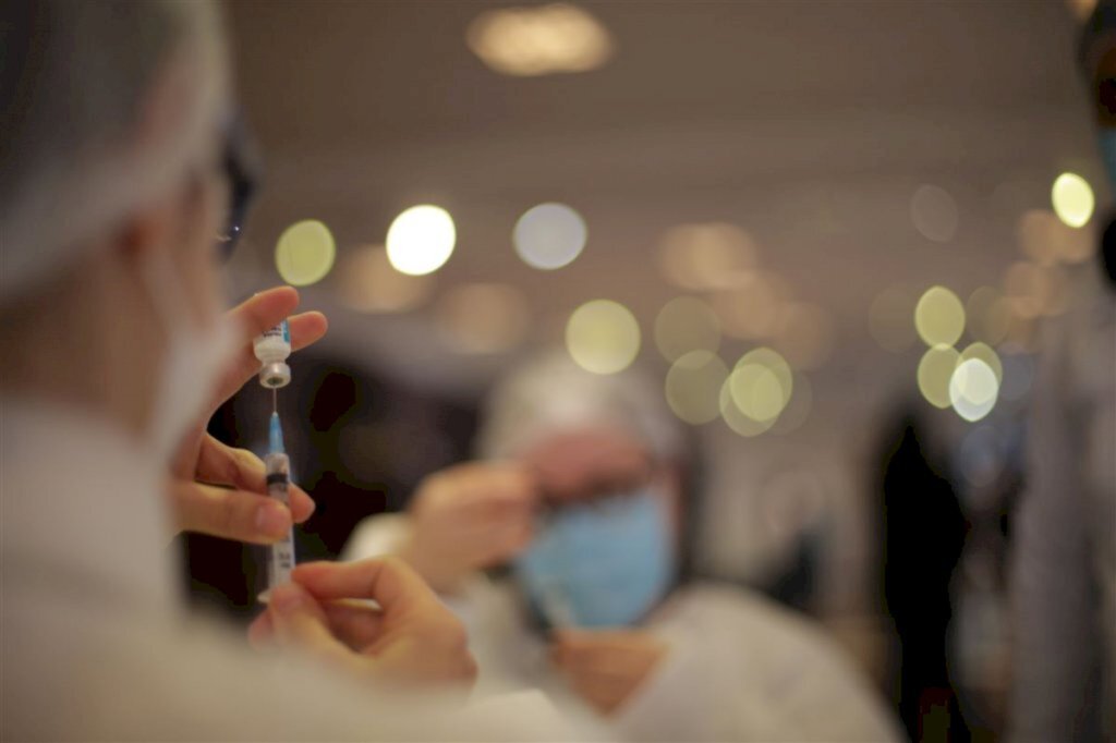 Fichas esgotam nas primeiras horas da manhã em locais de vacinação