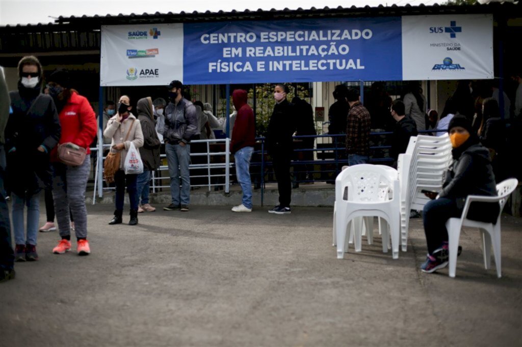 VÍDEO: pessoas com síndrome de down ou com deficiência permanente recebem a 2ª dose da vacina