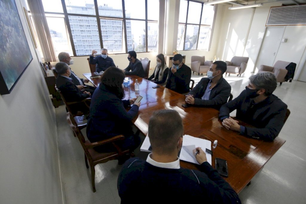 título imagem Entidades entregam pedido de vacinação para funcionários do comércio à prefeitura