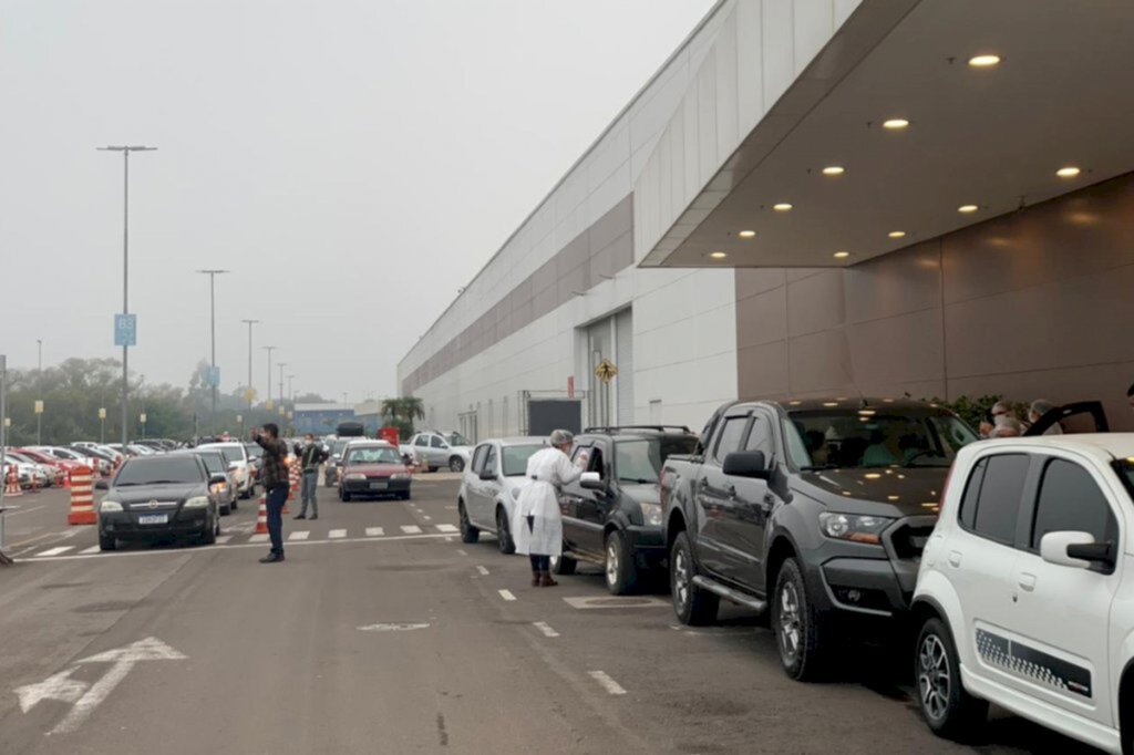 VÍDEO: 4,2 mil vacinas são aplicadas em pessoas de 54 anos ou mais nesta terça