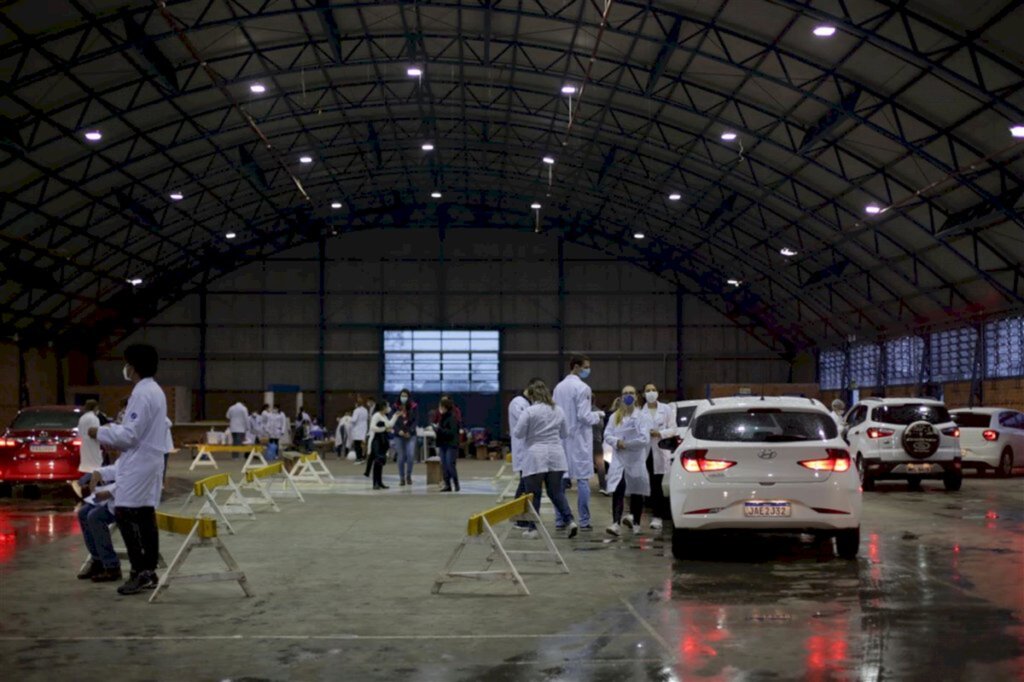 VÍDEO: professores e trabalhadores dos ensinos Básico e Superior recebem a vacina nesta terça-feira