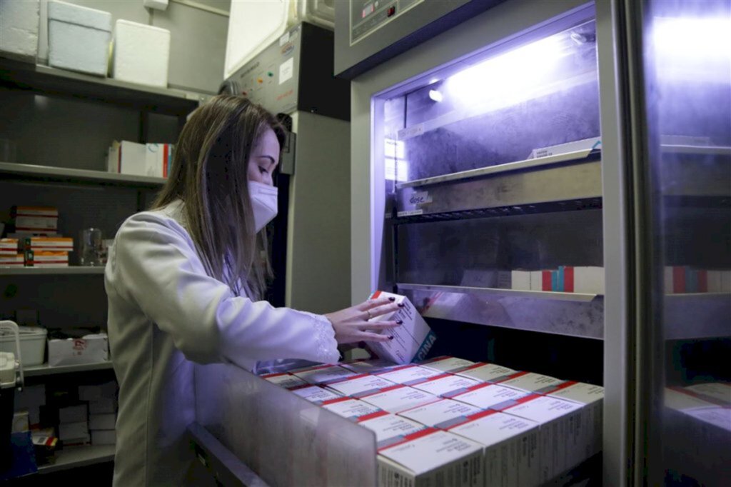 Foto: Pedro Piegas (Diário) - Equipes do Setor de Imunização contam as doses recebidas e avaliam a situação dos lotes, além de fazer a divisão por ponto de vacinação