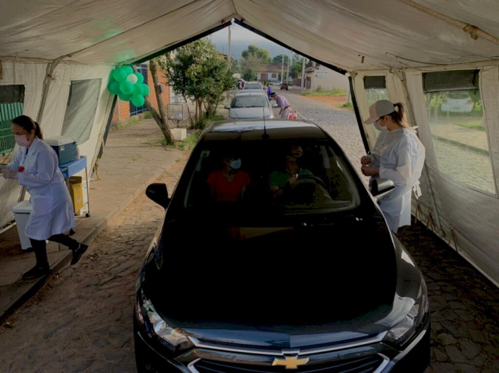 Foto: Renan Mattos (Diário) - Na UBS Wilson Paulo Noal são 500 doses disponibilizadas para idosos em veículos e a pé