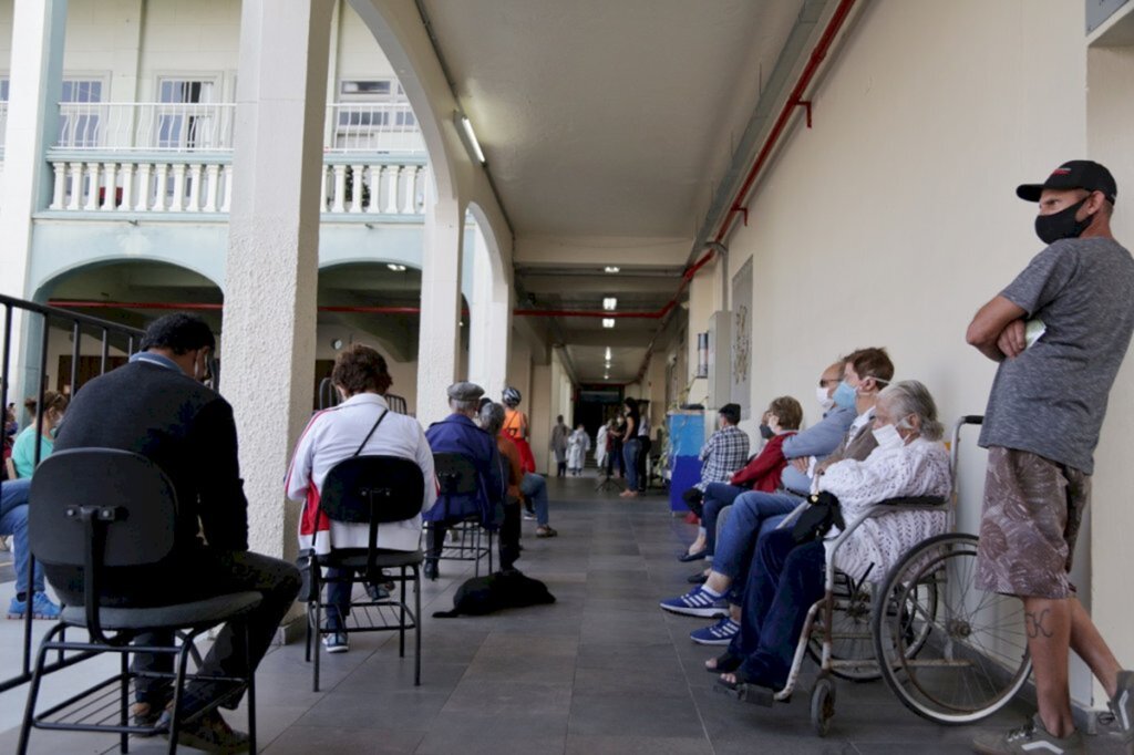 Idosos a partir de 74 anos recebem a segunda dose da vacina contra a Covid-19