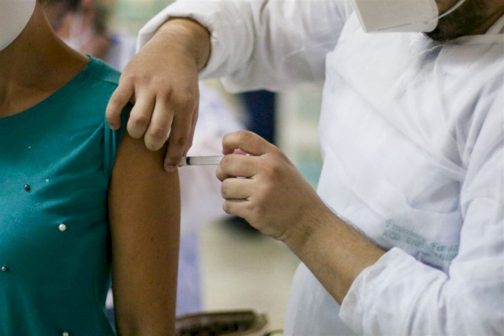 Profissionais liberais da saúde são vacinados no Clube Dores nesta quinta